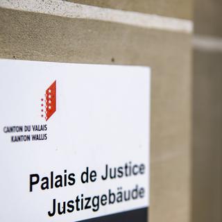 La plaquette à l'entrée du Palais de Justice du Tribunal cantonal du Valais à Sion. [Keystone - Jean-Christophe Bott]