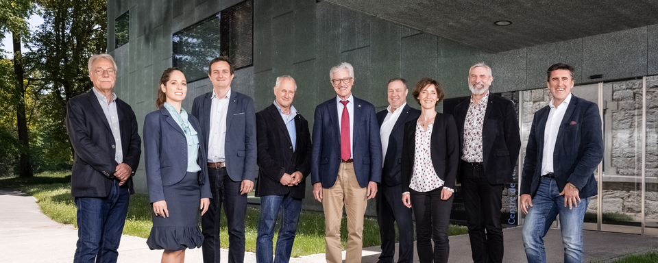 Le président du Réseau hospitalier neuchâtelois Pierre-François Cuénoud (au centre sur l'image, avec la cravate rouge) démissionne. [RHNe.ch]