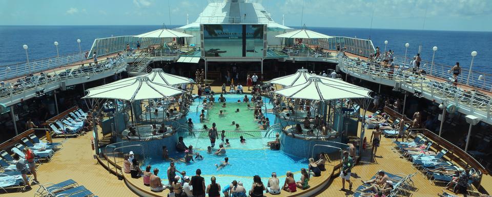 Les bateaux de croisière proposent de multiples activités à leur bord, dont la piscine et le farniente. [reuters - Gary Cameron]