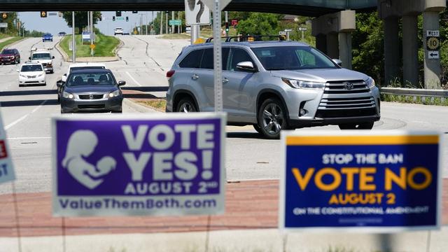 Deux affiches pro et anti IVG au Kansas, aux Etats-Unis. [AFP - Kyle Rivas/Getty Images]