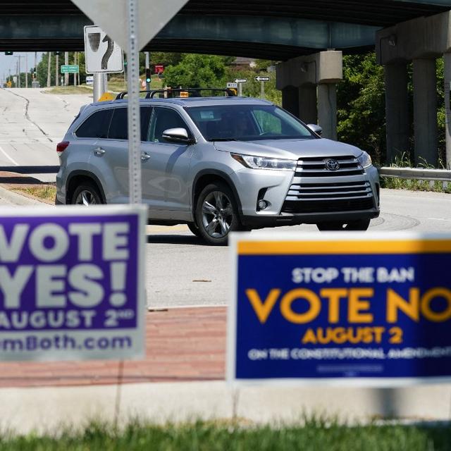 Deux affiches pro et anti IVG au Kansas, aux Etats-Unis. [AFP - Kyle Rivas/Getty Images]