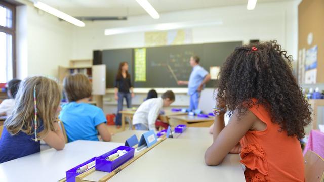 Quelque 55'000 élèves, apprentis et étudiants valaisans retrouveront les bancs d'école, mercredi dans la partie germanophone du canton, jeudi dans le Valais romand. [Keystone - Christian Brun]