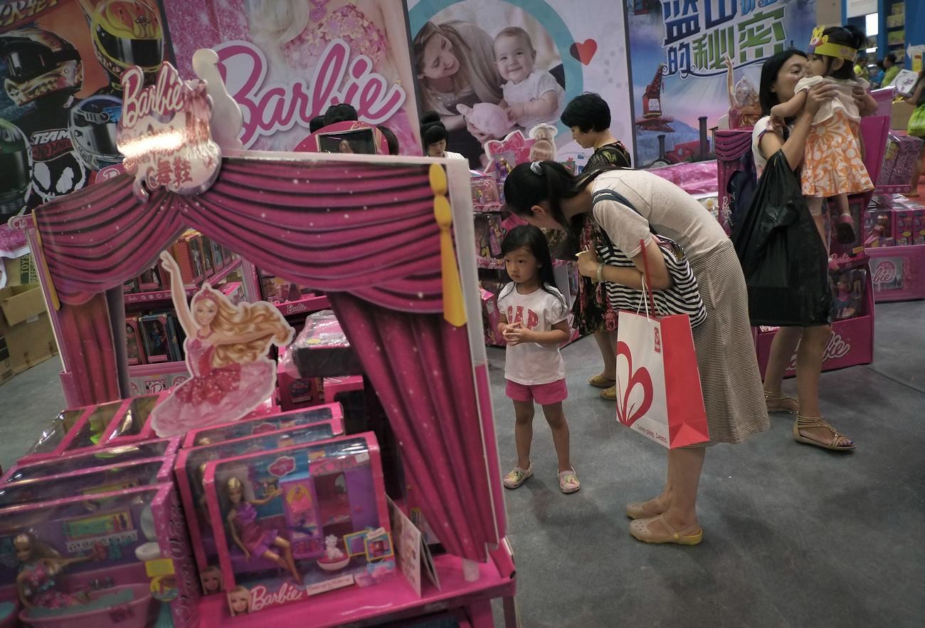 Le film Barbie génère des ventes, mais aussi du débat auprès dans la société chinoise. [Keystone - Andy Wong]