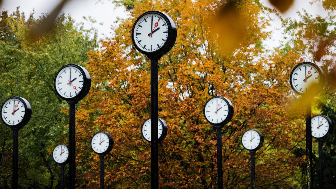 Des horloges dans un parc à Düsseldorf. [Keystone - DPA/Rolf Vennenbernd]
