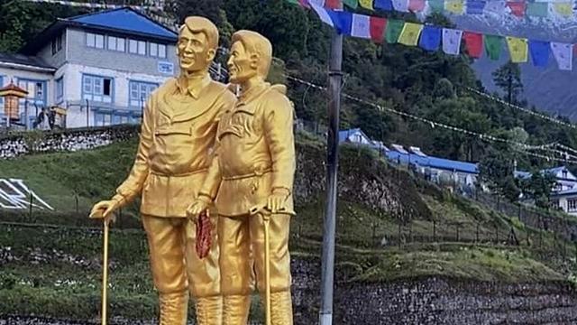 Les statues en or de Sir Edmund Hillary et de Tenzing Norgay Sherpa, pour les célébrations du 70e anniversaire de la première ascension de l'Everest. [AFP - Ang Chuttin Sherpa]