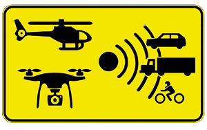 Ce n'est pas un panneau pour signaler du wi-fi sur l'autoroute... mais bien pour annoncer l'existence éventuelle de contrôles de vitesse sur le tronçon à l'aide de moyens aériens. [DGT]