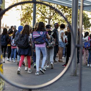 Des élèves dans le préau d'une école à Genève. [Genève - Salvatore Di Nolfi]