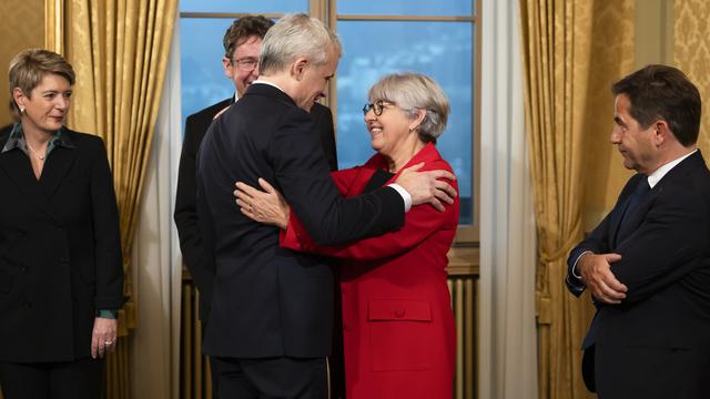 Elisabeth Baume-Schneider félicitant Beat Jans après son élection. [Keystone - Peter Klaunzer]