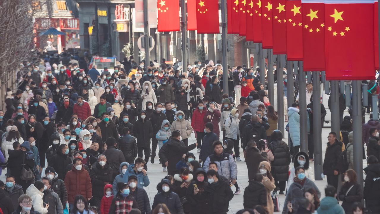 Des personnes marchent dans le principal quartier touristique et commerçant de la rue Nanjing, à Shanghai, en Chine, le 27 janvier 2023. [Keystone - Alex Plavevski]