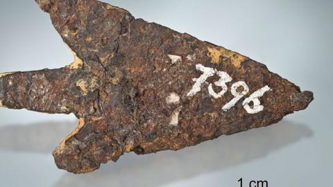 Datant de l'Âge du bronze, cette pointe de flèche découverte à Mörigen (BE) a été construite à partir d'une météorite. [Musée d'histoire de Berne - Thomas Schuepbach]