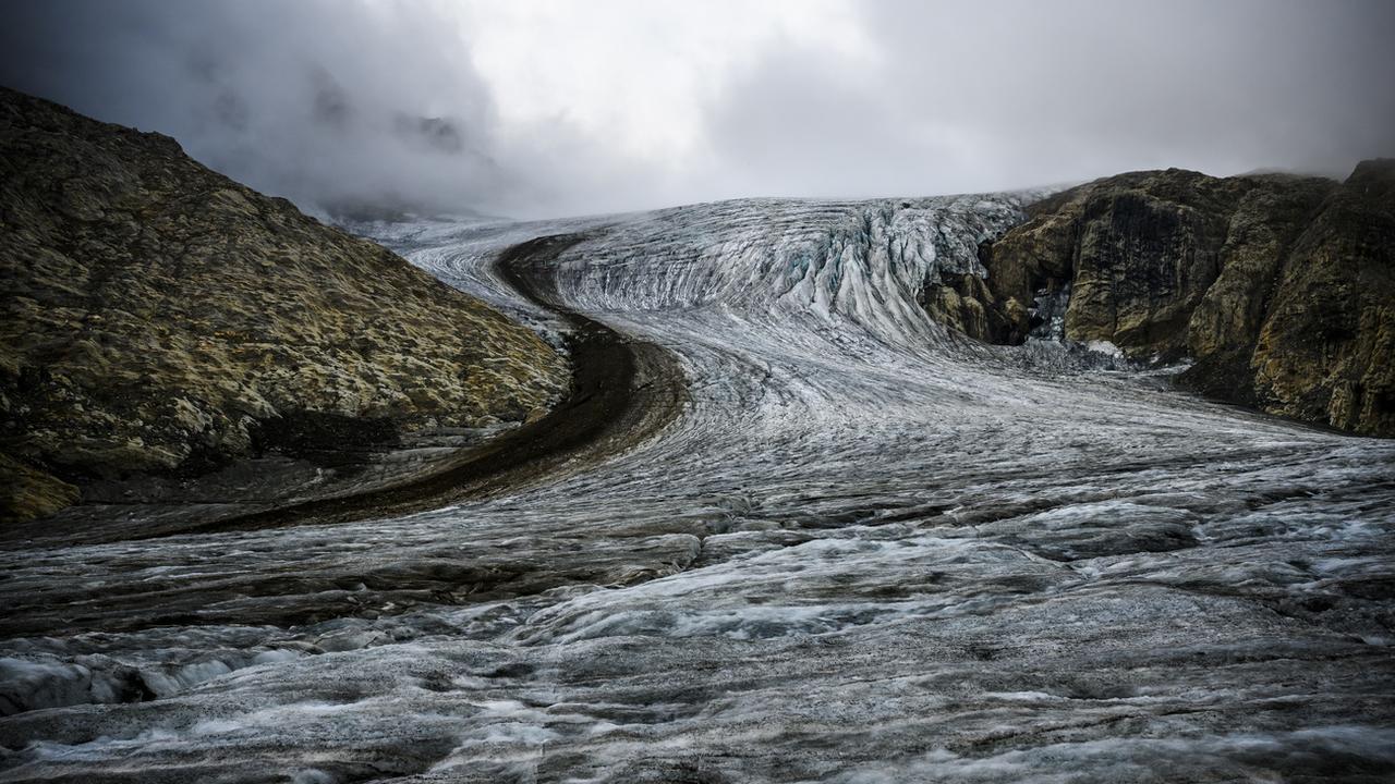 Une vue du glacier de Gries, le vendredi 2 septembre 2022. Le Griesgletscher est actuellement un des glaciers qui fond le plus rapidement en Suisse. [Keystone - Jean-Christophe Bott]