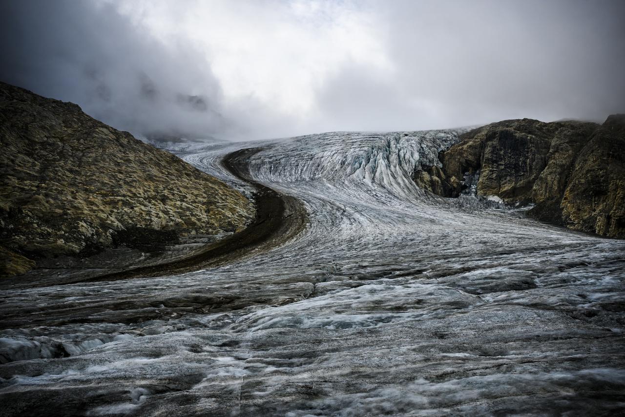 Une vue du glacier de Gries, le vendredi 2 septembre 2022. Le Griesgletscher est actuellement un des glaciers qui fond le plus rapidement en Suisse. [Keystone - Jean-Christophe Bott]