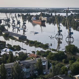 Les rues inondées de Kherson, mercredi 7 juin 2023 après l'explosion du barrage de Kakhovka [KEYSTONE - Libkos]