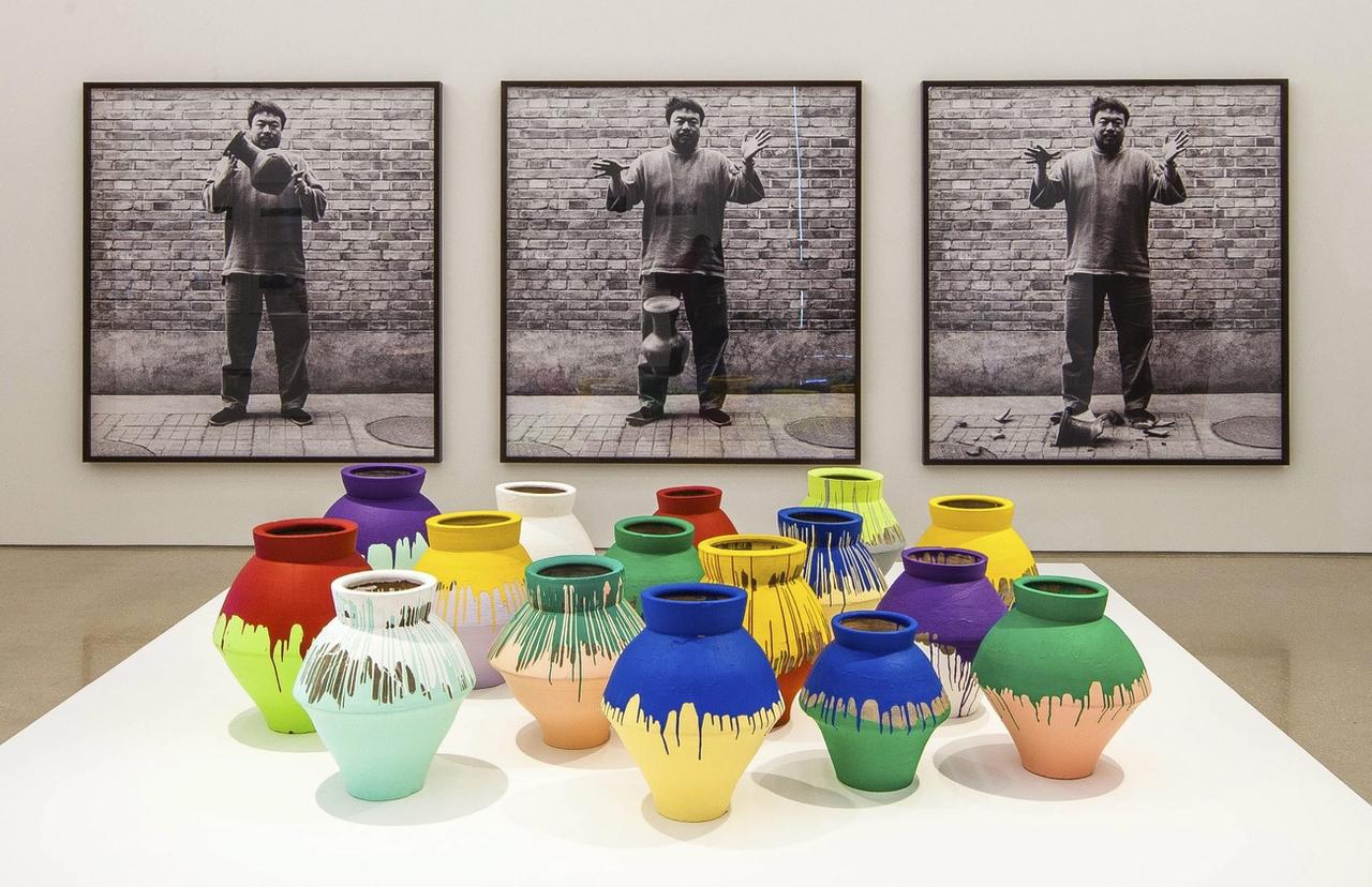 L'installation de l'artiste chinois Ai Weiwei au Pérez Art Museum de Miami, en Floride, en février 2012. Maximo Caminero s'est emparé d'un des vases et l'a jeté par terre. [Keystone - Daniel Azoulay]