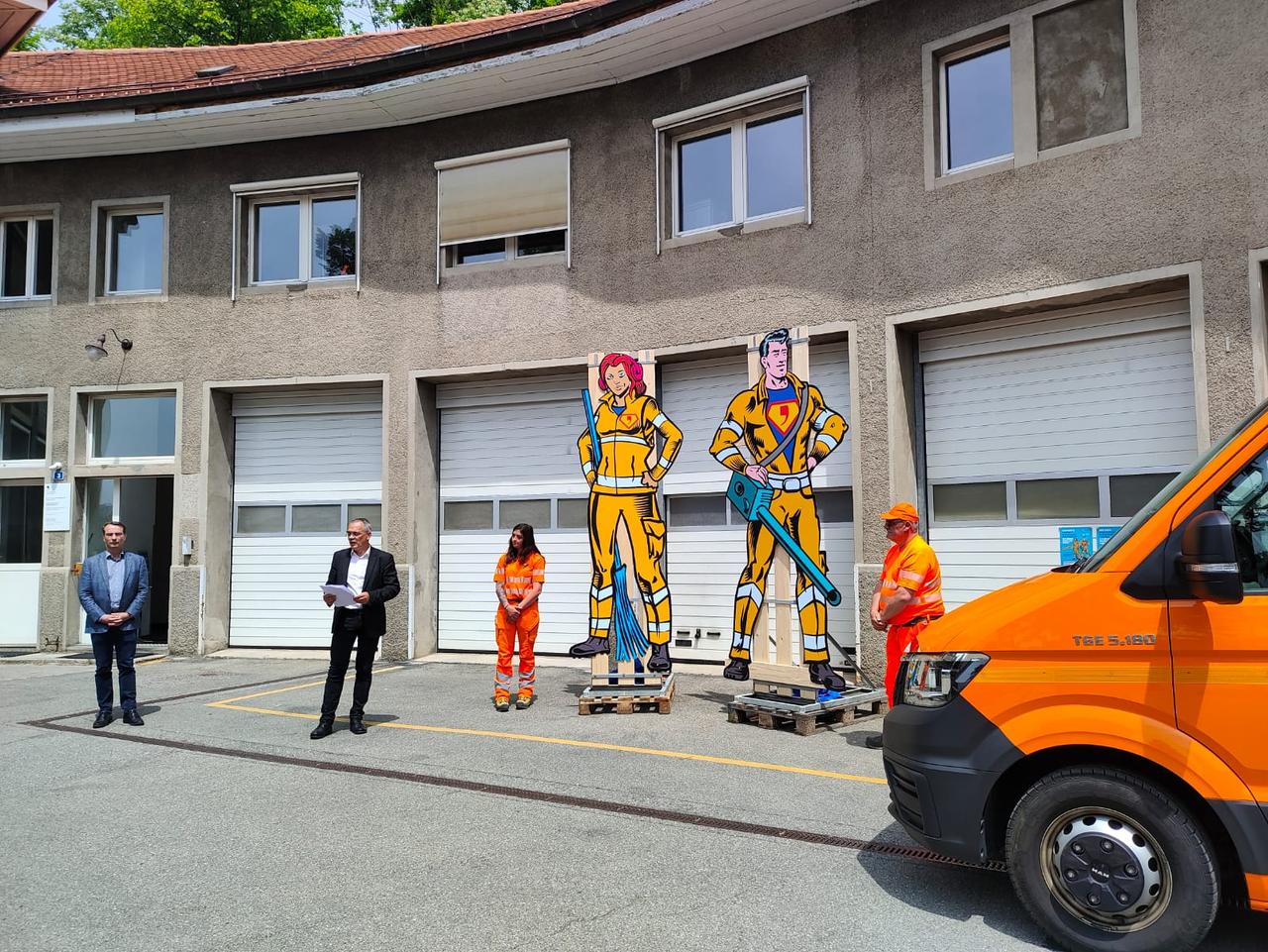 Des panneaux représentent des cantonniers et cantonnières en super héros seront placés à partir de la mi-juin au bord des routes fribourgeoises. [Etat de Fribourg]