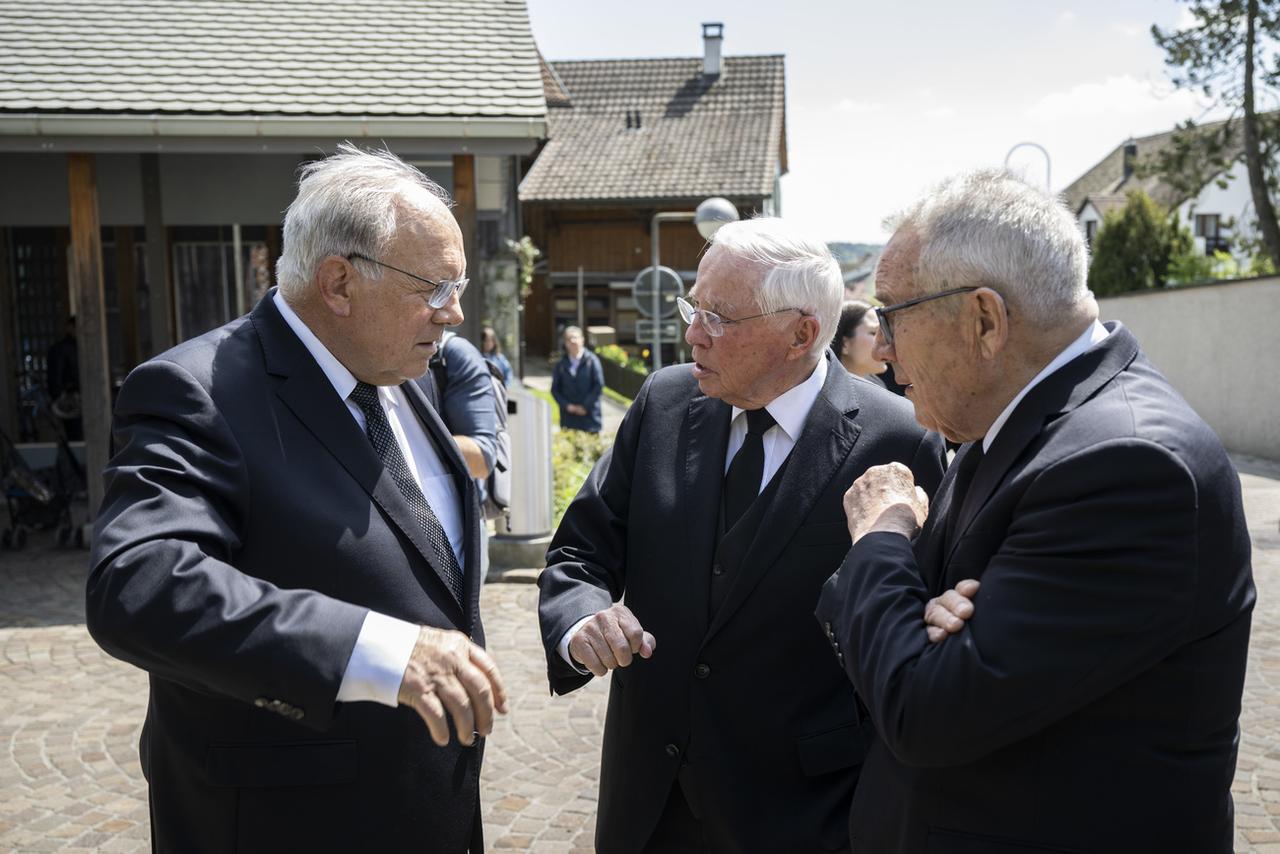 Les anciens conseillers fédéraux Johann Schneider-Ammann (PLR), Christoph Blocher (UDC) et Arnold Koller (Le Centre/ex-PDC) à l'hommage d'Elisabeth Kopp à Zumikon (ZH), le 3 mai 2023. [KEYSTONE - ENNIO LEANZA]