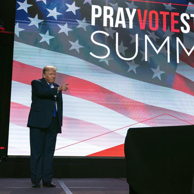 L'ex-président Donald Trump courtise son électorat d'extrême-droite religieuse lors du sommet chrétien conservateur "Pray Vote Stand" à Washington, le 15 septembre 2023. [Keystone/AP Photo - Jose Luis Magana]