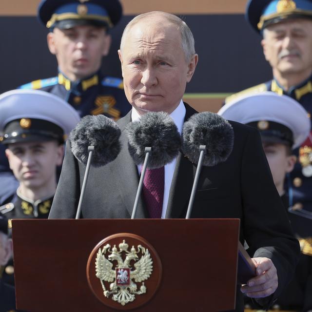 "La civilisation est de nouveau à un tournant. Une guerre a été lancée contre notre patrie", a déclaré Vladimir Poutine lors de la journée de commémoration de la défaite nazie. [Keystone - Gavriil Grigorov, Sputnik, Kremlin Pool Photo via AP]