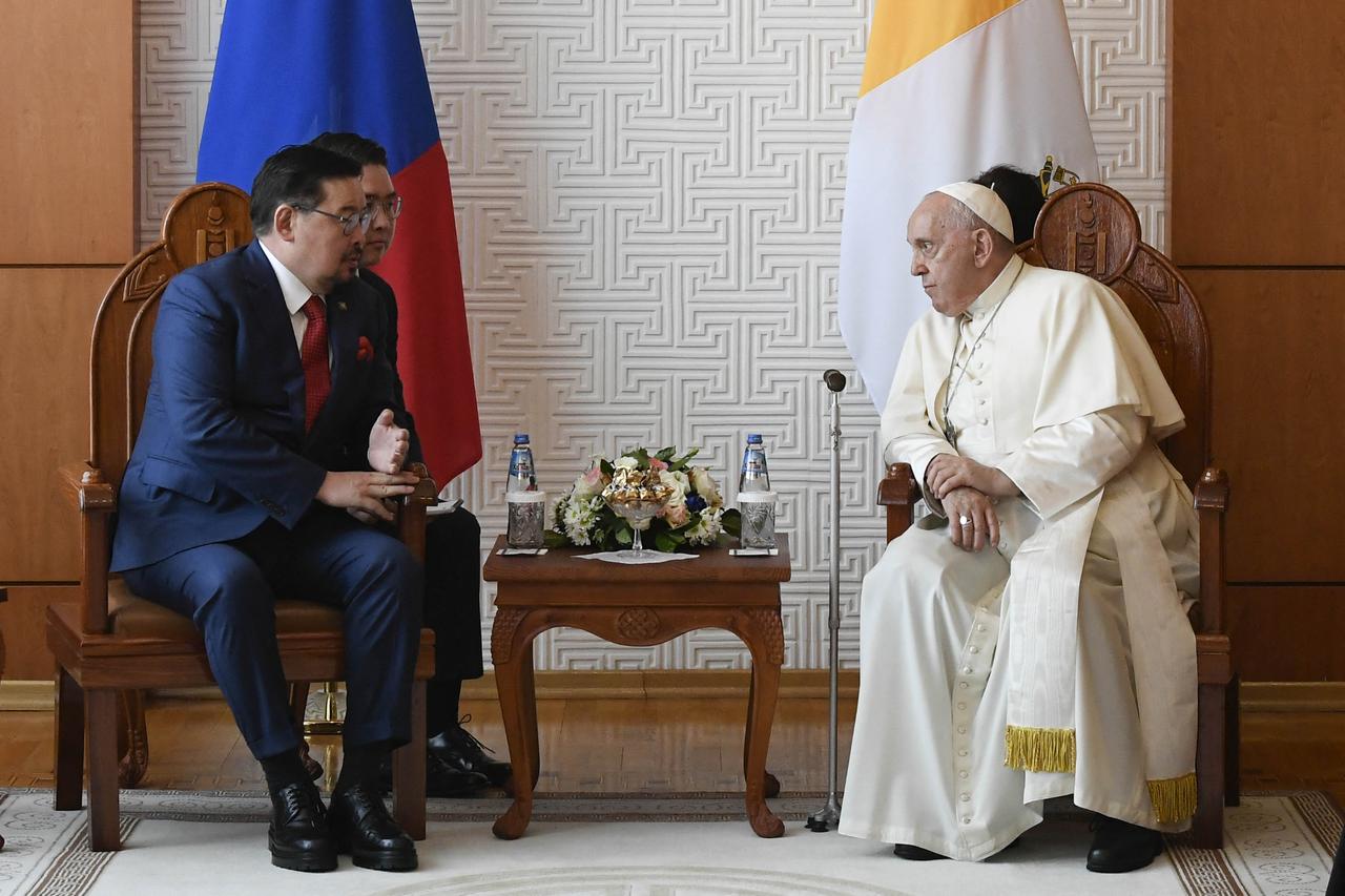 Le pape François, en visite apostolique en Mongolie, a été reçu par le Premier ministre Luvsannamsrai Oyun-Erdene. [AFP - HANDOUT]