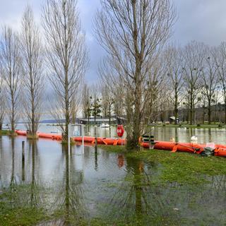 La rive inondée du lac de Neuchâtel photographiée à Yverdon-les-Bains le 14 décembre 2023. [Keystone - Jean-Christophe Bott]
