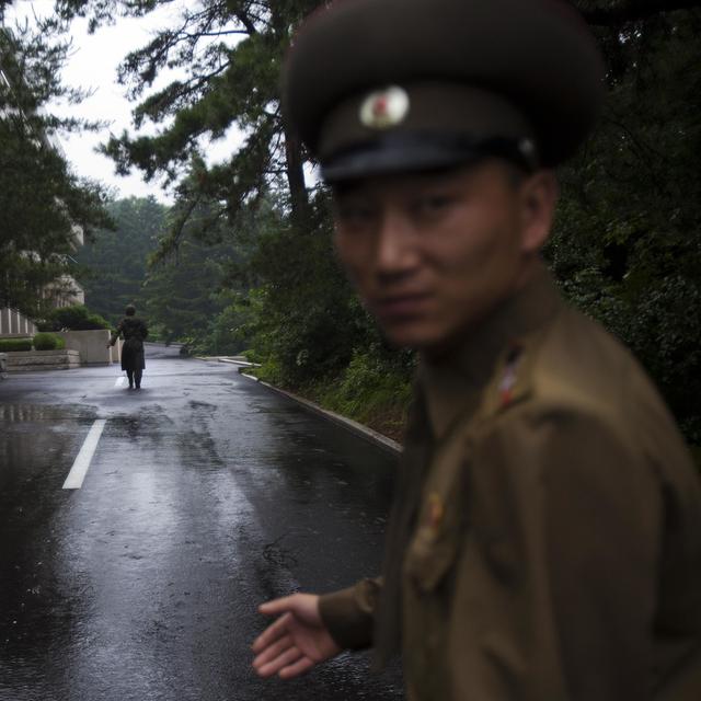 Deux soldats nord-coréens se baladent près du village de Panmunjeom dans la zone coréenne démilitarisée. [Keystone/AP Photo - David Guttenfelder]