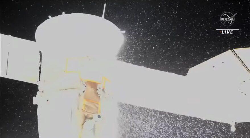Une vidéo prise depuis l'ISS montre du liquide de refroidissement s'écoulant du vaisseau Soyuz MS-22 arrimé à la station, le 14 décembre 2022. [NASA TV]