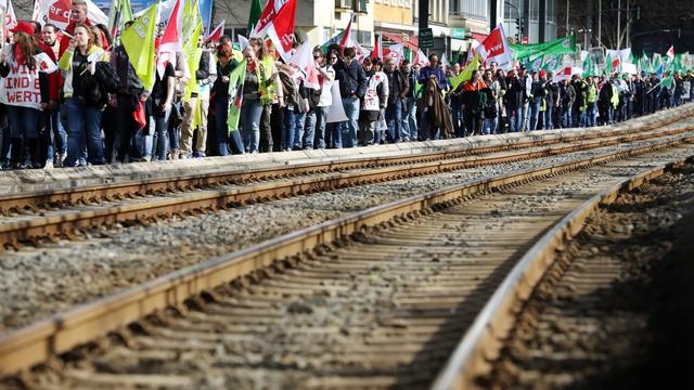 Les manifestations avaient déjà bloqués les transports publics en 2013, ici à Düsseldorf en Allemagne. [EPA/Keystone - Martin Gerten]