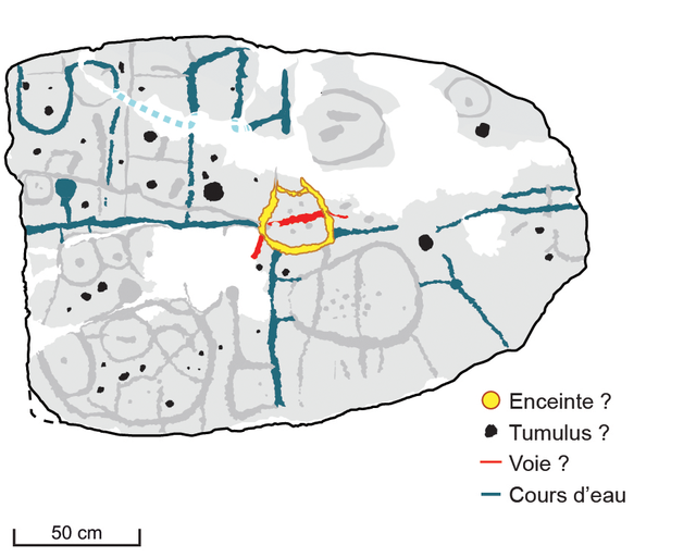 Interprétation de certains motifs gravés comme la représentation d'une enceinte, de tumulus et d'une portion de voie. [hal.science - C. Nicolas, Y. Pailler & al.]