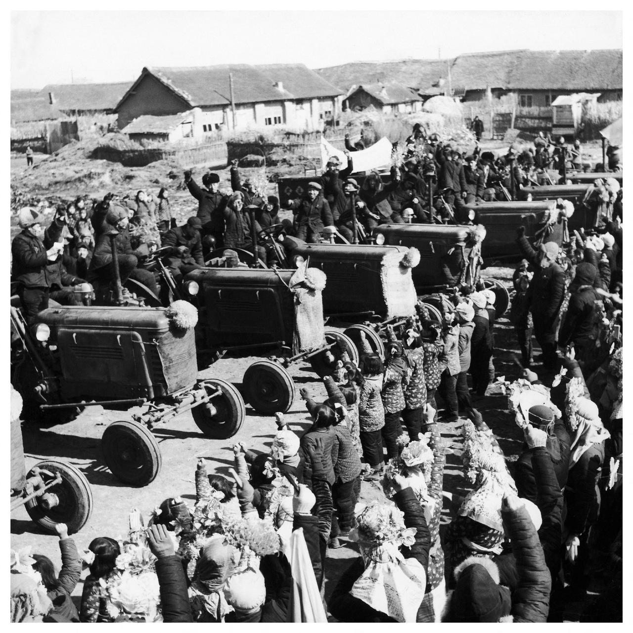 Des paysans chinois photographiés dans une ferme communale dans les années 1950 pendant le "Grand Bond en Avant". [afp - Ann Ronan Picture Library]