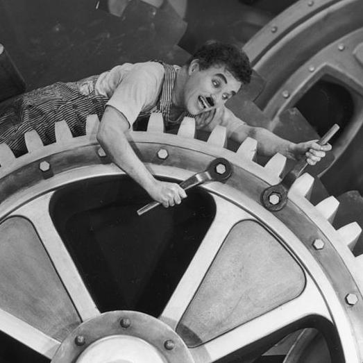 Charlie Chaplin dans une scène du film "Les temps modernes" (1936), qui raconte la vie d'un ouvrier d'usine, employé sur une chaîne de production. Après avoir été soumis à divers mauvais traitements, gavé par une machine ou contraint à visser des écrous à un rythme effréné sur une chaîne de montage accélérée, Charlot est atteint d'une dépression nerveuse et hospitalisé. [flickr.com - paal]