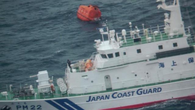 Le cargo Jintian, battant pavillon de Hong Kong, a sombré dans la nuit de mardi à mercredi au large de la côte sud-ouest du Japon en raison des vents violents. [Keystone - Japan Coast Guard]