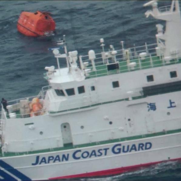 Le cargo Jintian, battant pavillon de Hong Kong, a sombré dans la nuit de mardi à mercredi au large de la côte sud-ouest du Japon en raison des vents violents. [Keystone - Japan Coast Guard]