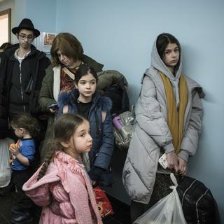 L'Allemagne a accueilli de nombreuses personnes réfugiées venues d'Ukraine, à l'image de ces enfants juifs et orphelins originaires de la région d'Odessa, ici à Berlin en mars 2022. [Keystone/AP Photo - Steffi Loos]