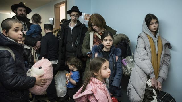 L'Allemagne a accueilli de nombreuses personnes réfugiées venues d'Ukraine, à l'image de ces enfants juifs et orphelins originaires de la région d'Odessa, ici à Berlin en mars 2022. [Keystone/AP Photo - Steffi Loos]