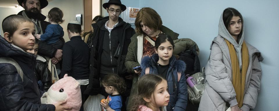 L'Allemagne a accueilli de nombreuses personnes réfugiées venues d'Ukraine, à l'image de ces enfants juifs et orphelins originaires de la région d'Odessa, ici à Berlin en mars 2022. [Keystone/AP Photo - Steffi Loos]