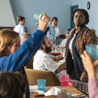 Scène tirée du film "Quand tu seras grand" avec Aïssa Maïga. [LES FILMS DU KIOSQUE - Renaud KONOPNICKI]