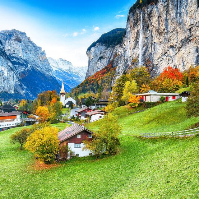 Incroyable paysage d'automne du village alpin touristique Lauterbrunnen avec célèbre église et cascade Staubbach. Lieu : Lauterbrunnen village, Berner Oberland, Suisse, Europe. [Depositphotos - ©Pilat666]
