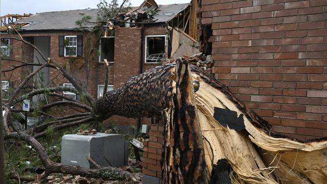 Un arbre a été déraciné et est tombé sur un complexe d'appartements à Little Rock, dans l'Arkansas, après qu'une tornade ait balayé la région, vendredi 31 mars 2023. [Keystone - Stephen Swofford / Arkansas Democrat-Gazette]