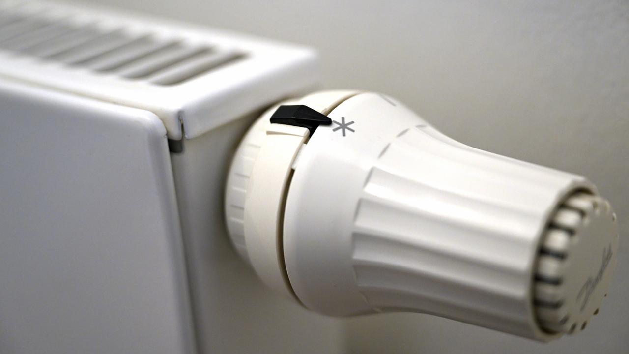 En cas de pénurie d'électricité, le Conseil fédéral pourra obliger les ménages à chauffer au maximum à 20 degrés leur logement. [Keystone - ROLAND SCHLAGER]