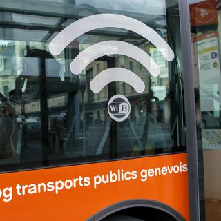 Le logo WiFi sur un bus des TPG à Genève. [Keystone - Salvatore Di Nolfi]
