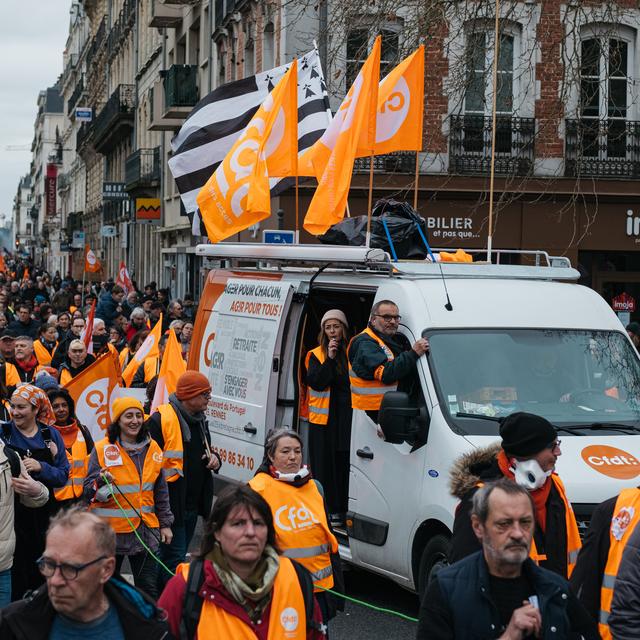 Défilé dans les rues de Rennes contre la réforme des retraites, le 16 février 2023. [AFP - Hans Lucas]