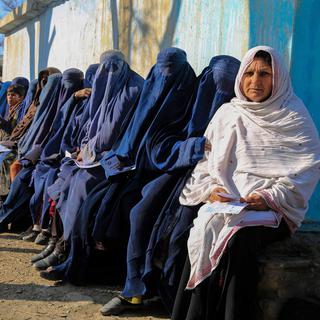 La Suisse reste engagée sur le plan humanitaire en Afghanistan malgré l'interdiction faite aux femmes de travailler dans des ONG. [Keystone - EPA]