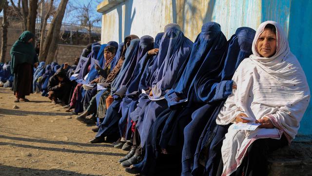 La Suisse reste engagée sur le plan humanitaire en Afghanistan malgré l'interdiction faite aux femmes de travailler dans des ONG. [Keystone - EPA]