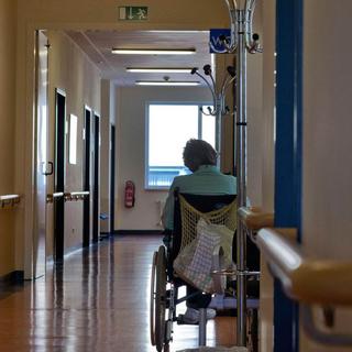 Une personne âgée dans un hôpital (image d'illustration). [Keystone]