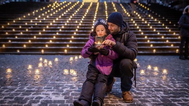 Avec son action "Un million d'étoiles", Caritas a rappelé que plus d'un million de Suisses sont en situation de précarité. [Keystone - obs/Caritas Suisse/Thomi Studhalter]