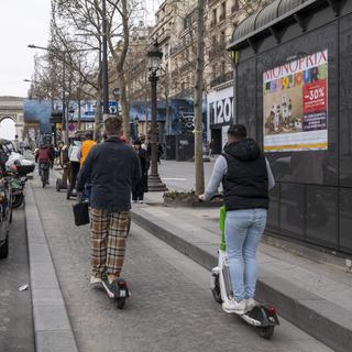 La majorité parisienne a exprimé dimanche une très large opposition aux trottinettes électriques en libre-service. Image d'illustration. [AFP - Caroline Paux]