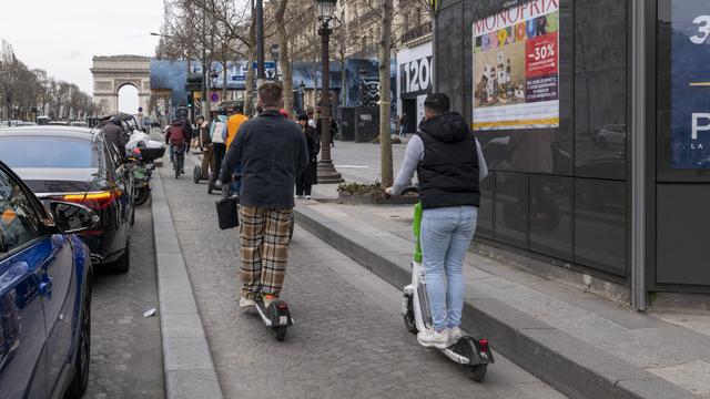 La majorité parisienne a exprimé dimanche une très large opposition aux trottinettes électriques en libre-service. Image d'illustration. [AFP - Caroline Paux]