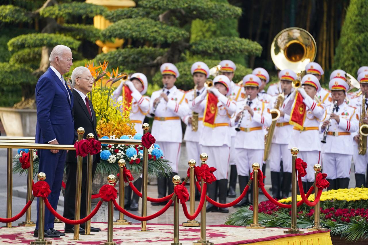 Joe Biden a été reçu à Hanoï avec pompe et compliments. [Keystone - Evan Vucci]