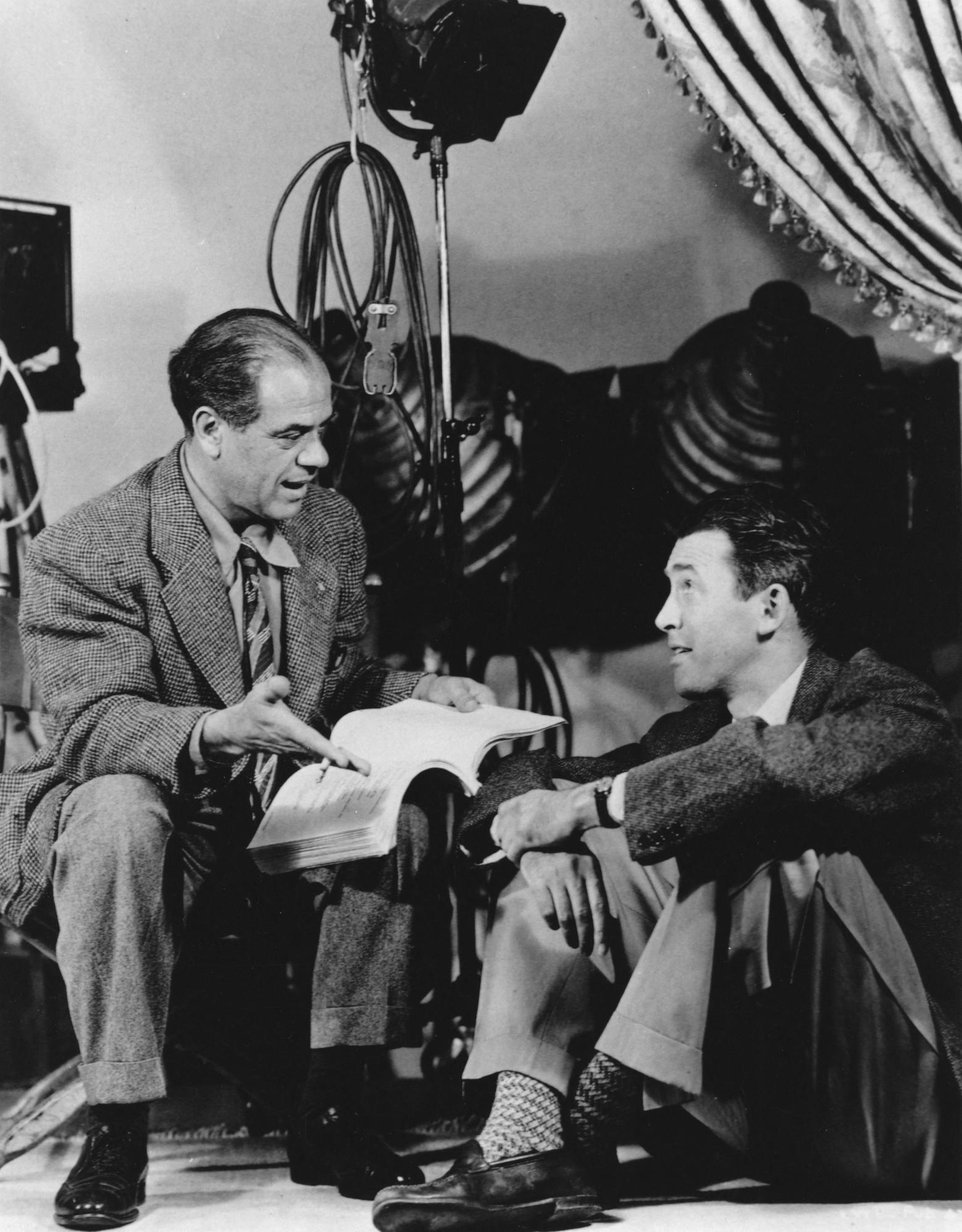 Le réalisateur Frank Capra avec l'acteur James Stewart. [AFP - Collection ChristopheL]