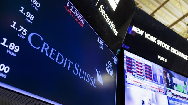 Un écran affiche des informations sur la banque Credit Suisse sur le parquet du New York Stock Exchange à New York, New York, États-Unis, le 15 mars 2023. [Keystone - Justin Lane]